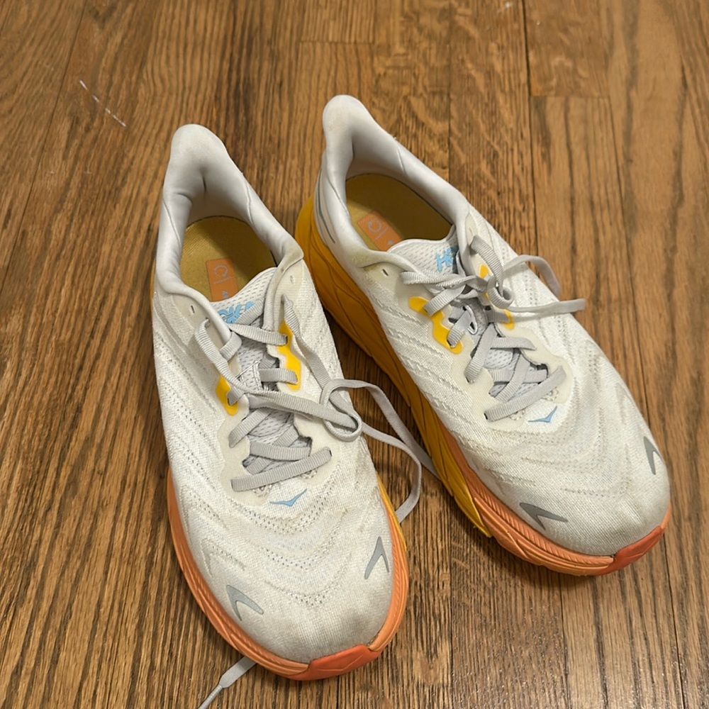 HOKA women’s arahi 6 size 9.5 wide